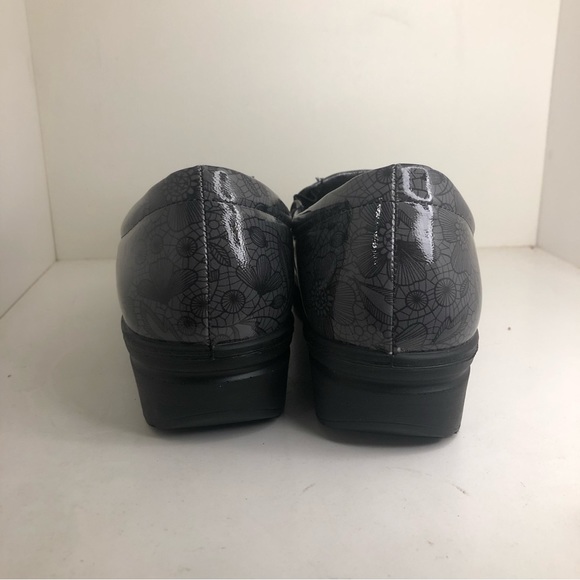 Easy Works by Easy Street Tiffany Slip Resistant Cushioned Work Clogs - Picture 4 of 7